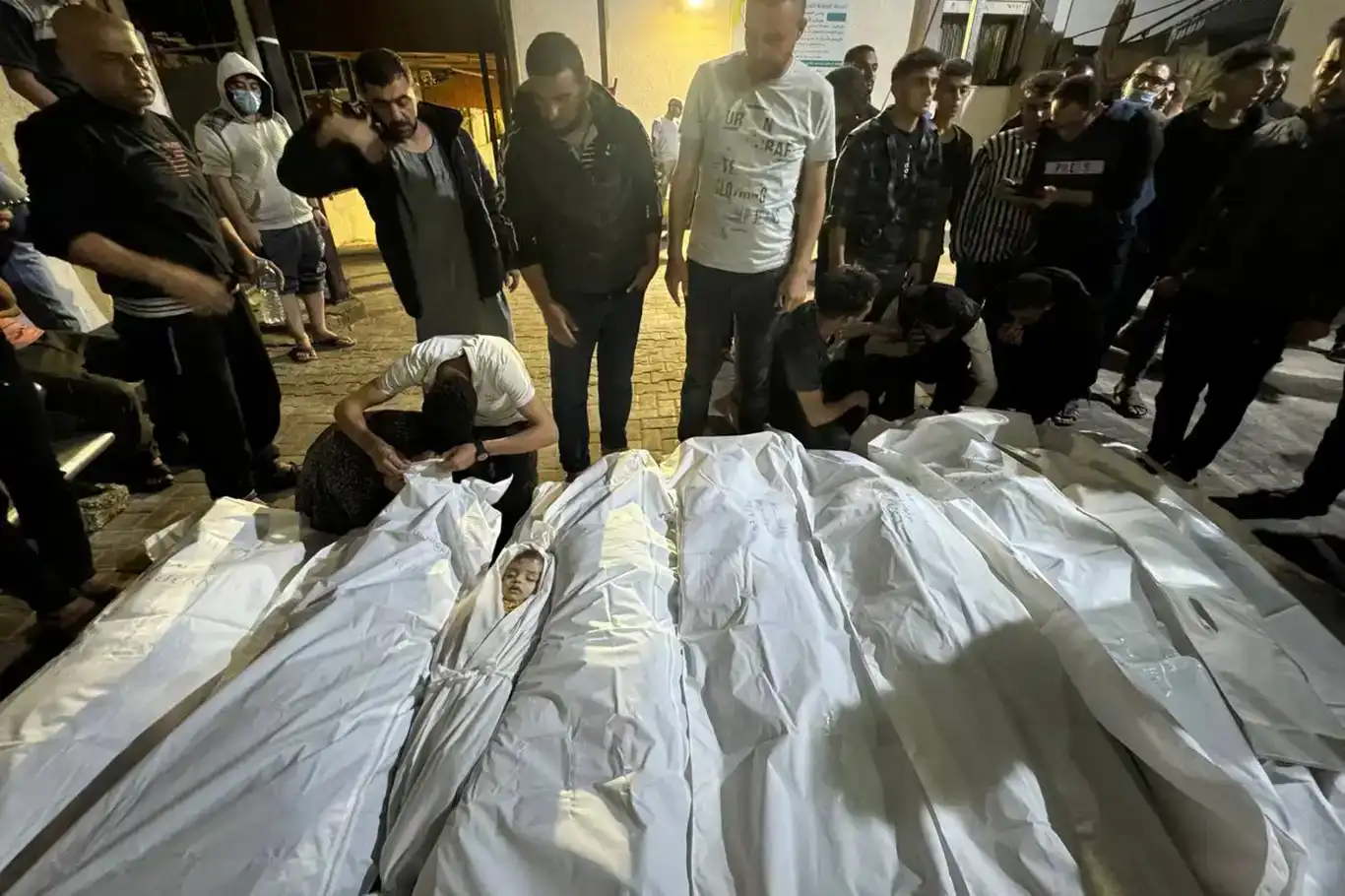 غزة الجريحة..استشهاد 22 فلسطينياً غالبيتهم من الأطفال والنساء